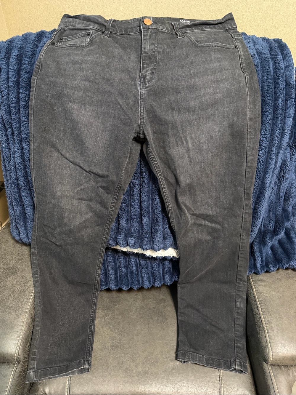 Men's Mugsy Slim Straight Black Jeans with Subtle Fade